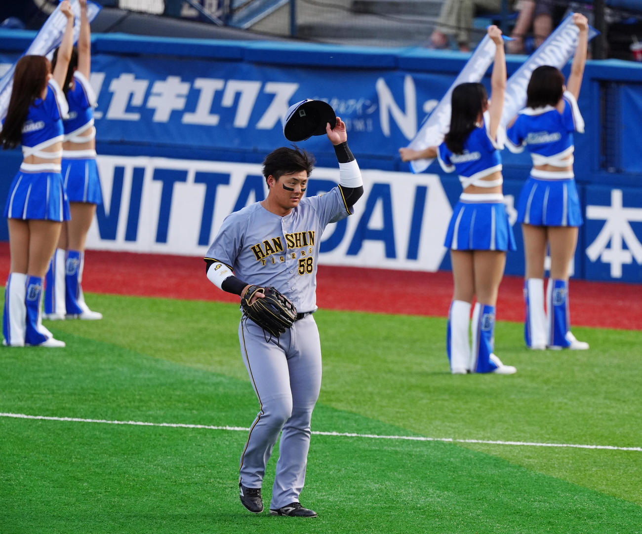 DeNA対阪神　5回に適時打を放ちファンの歓声に応える阪神前川（撮影・清水貴仁）