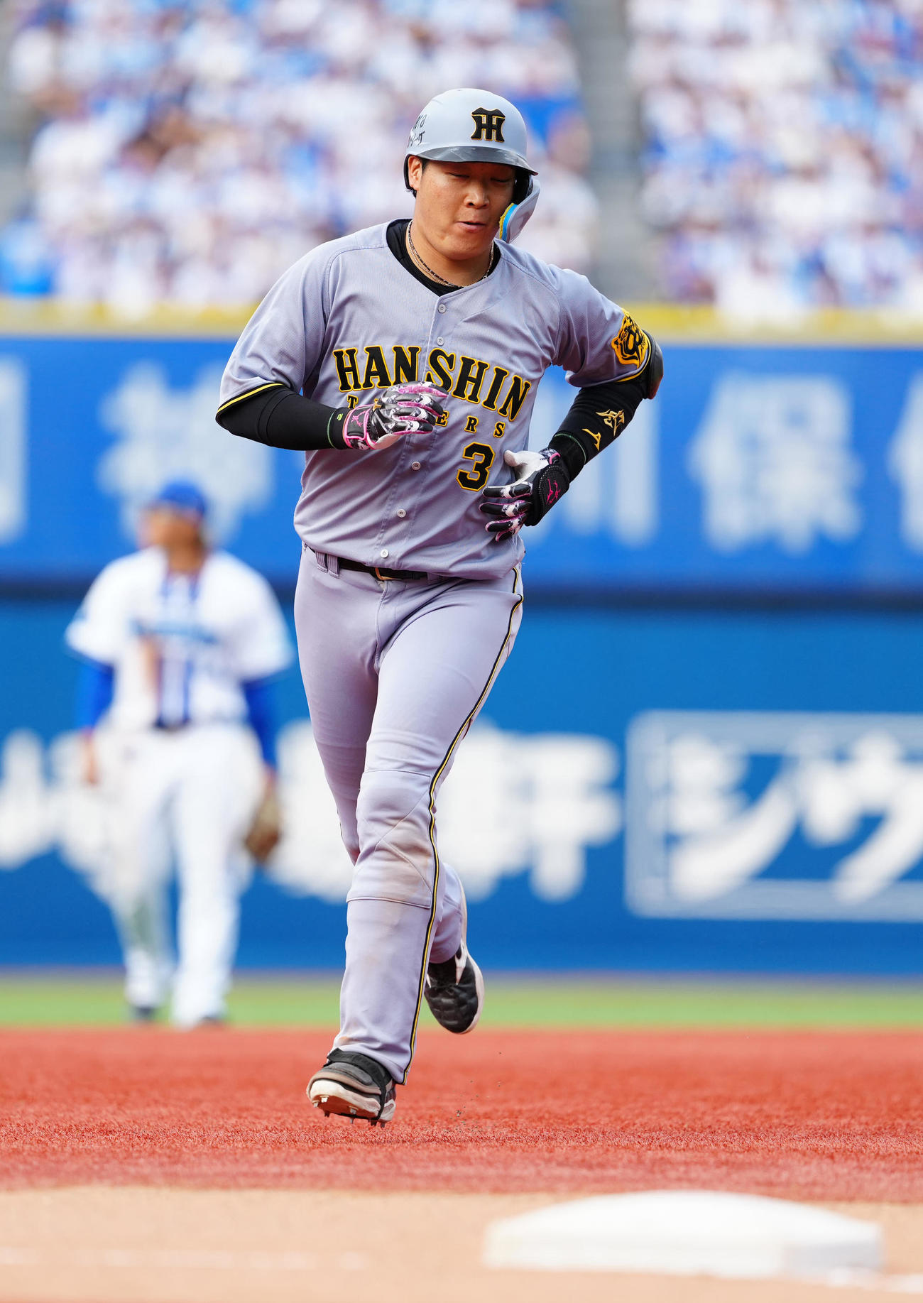DeNA対阪神　6回表阪神無死、左越えソロ本塁打を放ち、ダイヤモンドを1周する大山（撮影・江口和貴）