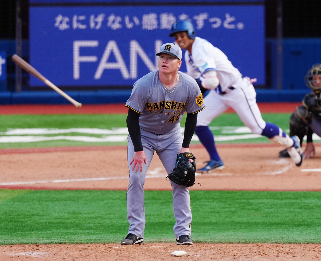 DeNA対阪神　5回裏DeNA2死三塁、桑原に右前適時打を打たれるネルソン（撮影・清水貴仁）