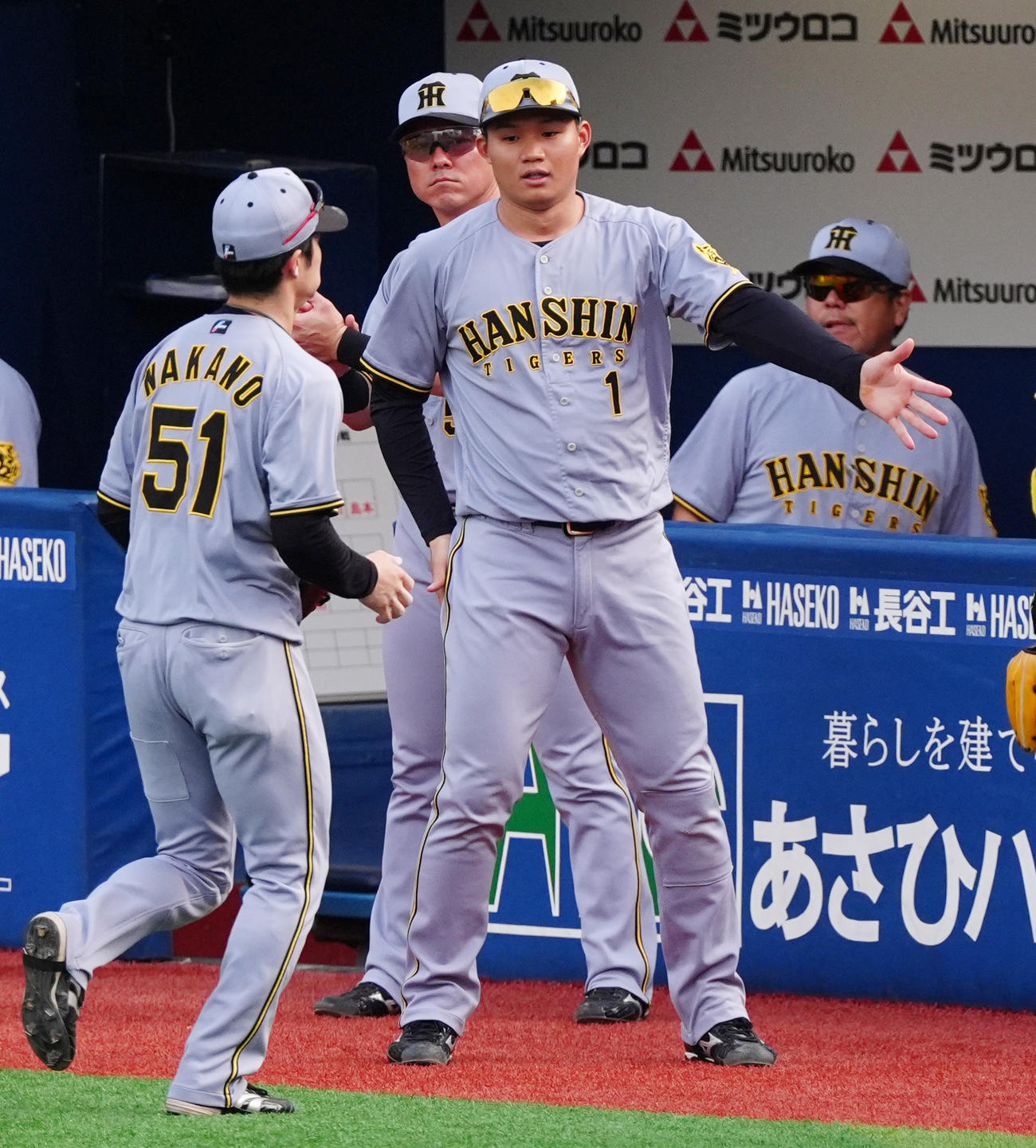 DeNA対阪神　5回裏の守備を終えた選手を出迎える阪神森下（中央）（撮影・清水貴仁）