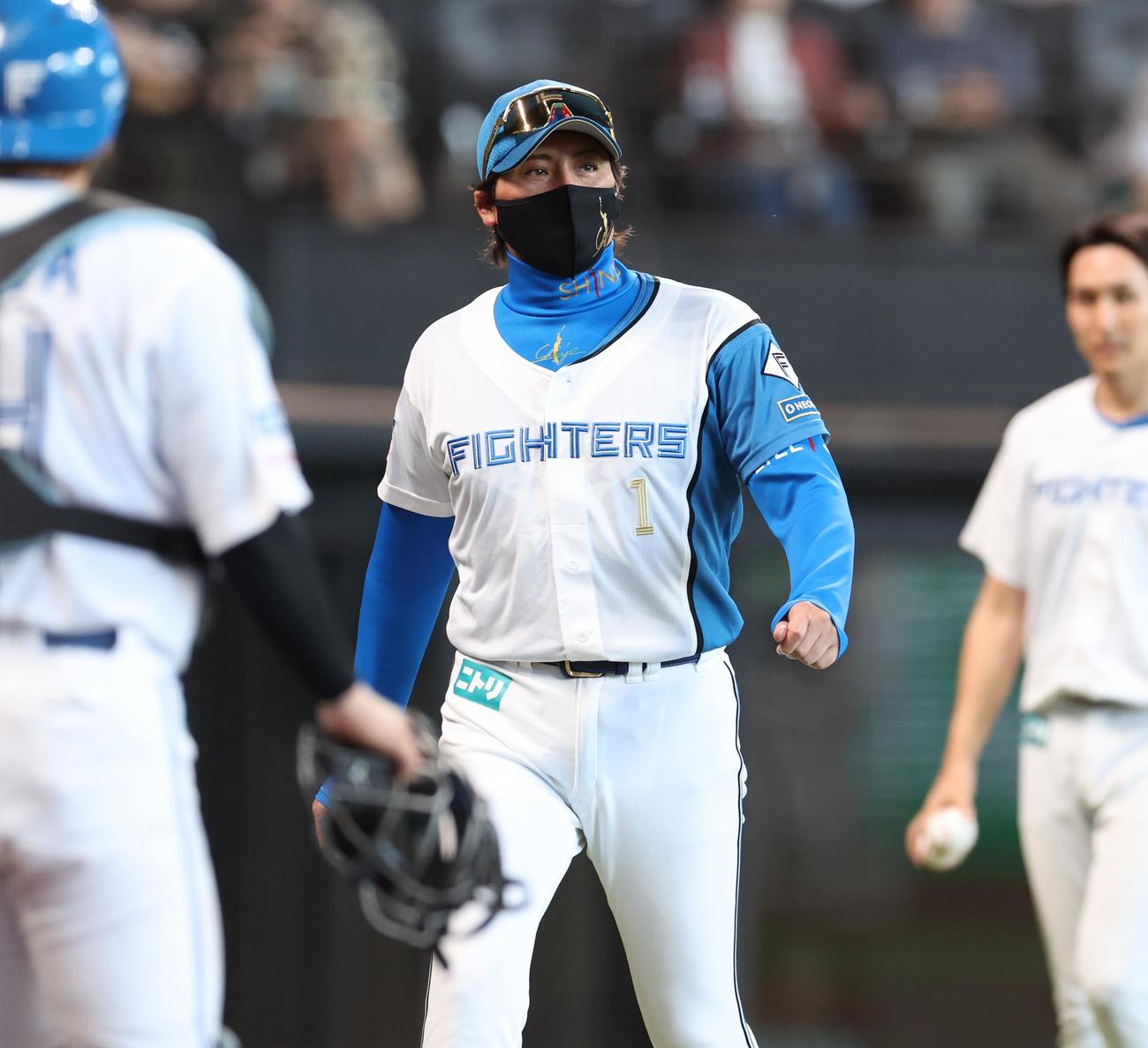 日本ハム対楽天　投手交代を告げる新庄監督（撮影・黒川智章）