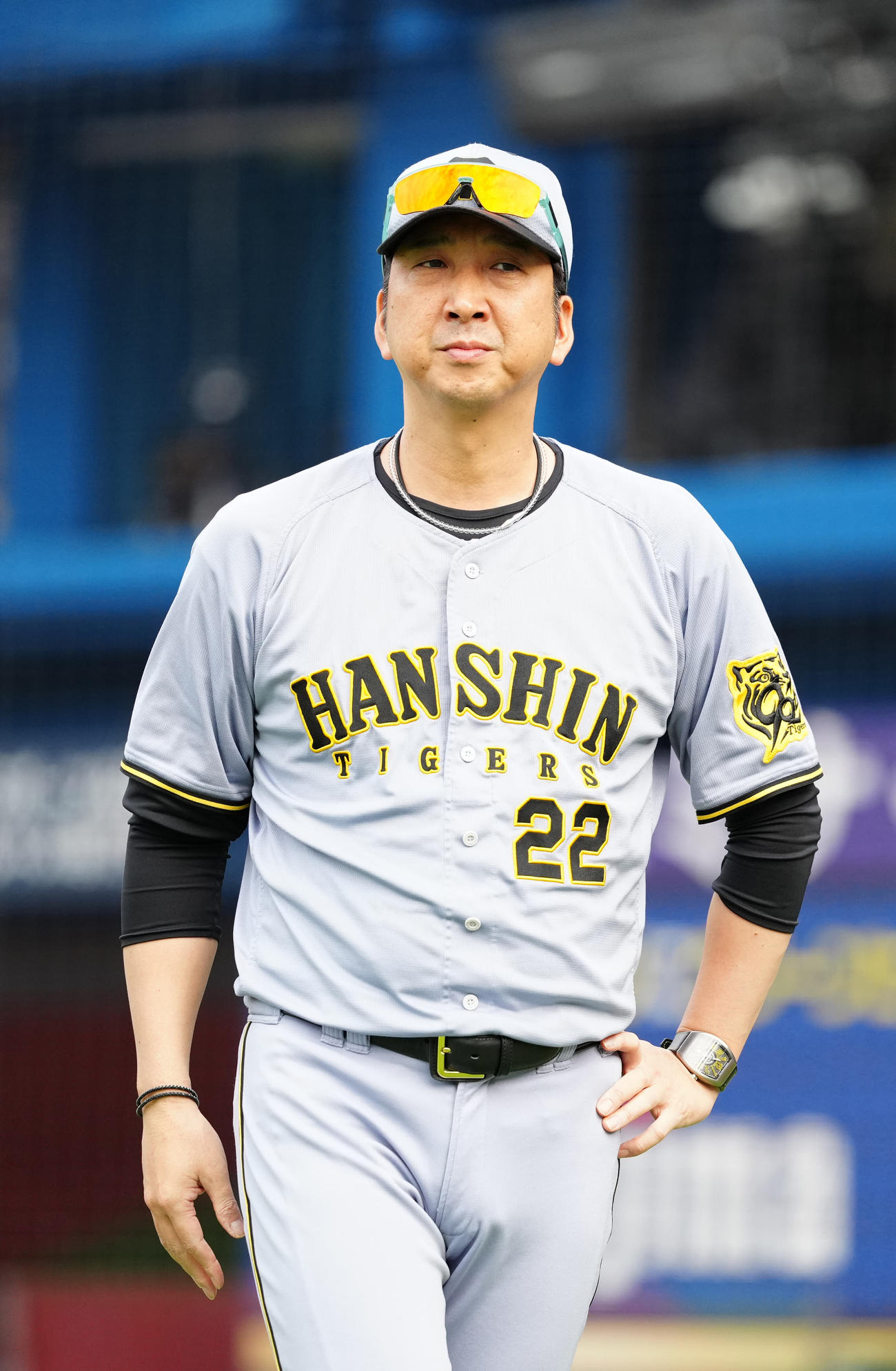DeNA対阪神　6回裏開始前、選手交代を告げた阪神藤川監督（撮影・江口和貴）