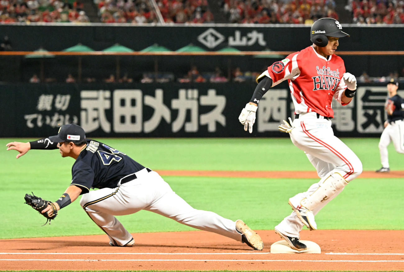 ソフトバンク対オリックス　1回裏ソフトバンク無死二塁、柳田（右）は遊ゴロに終わる（撮影・林敢治）