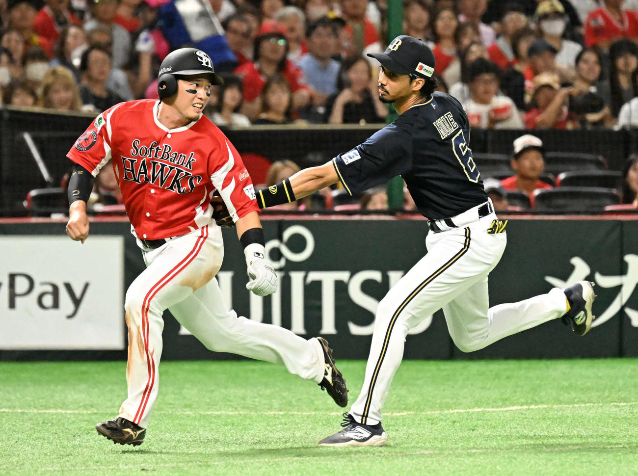 ソフトバンク対オリックス　2回裏ソフトバンク無死一、三塁、打者牧原大のとき三塁走者栗原（左）は走塁死する（撮影・林敢治）