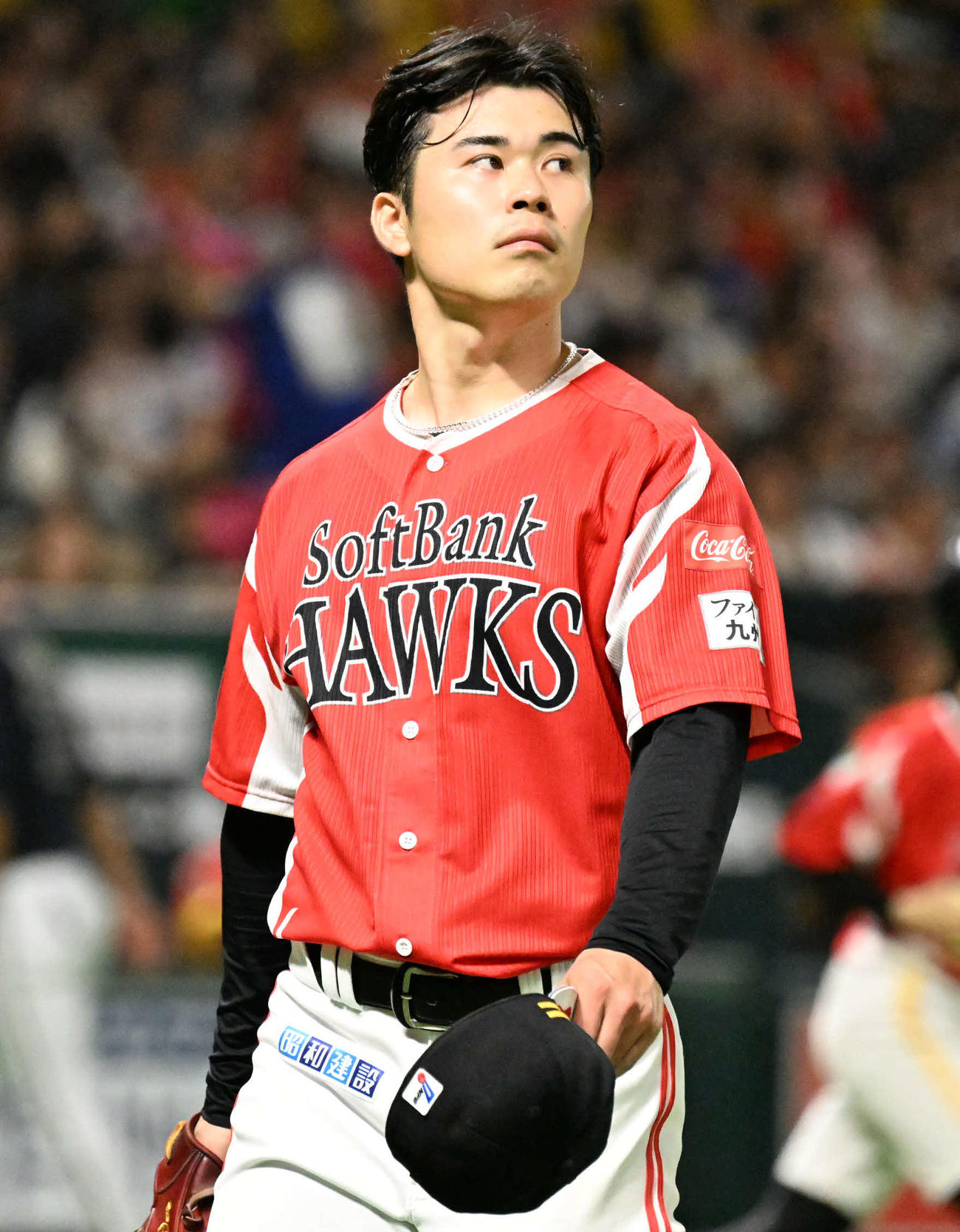 ソフトバンク対オリックス　3回表終了後、先制を許し厳しい表情でベンチに戻る松本晴（撮影・林敢治）