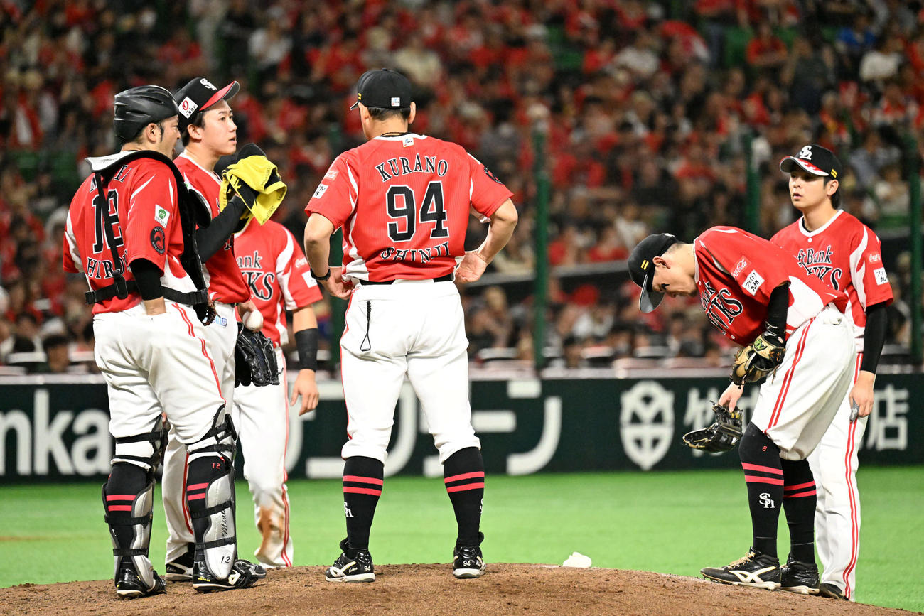 ソフトバンク対オリックス　5回表オリックス2死一、二塁、マウンドに集まるホークスナイン（撮影・林敢治）
