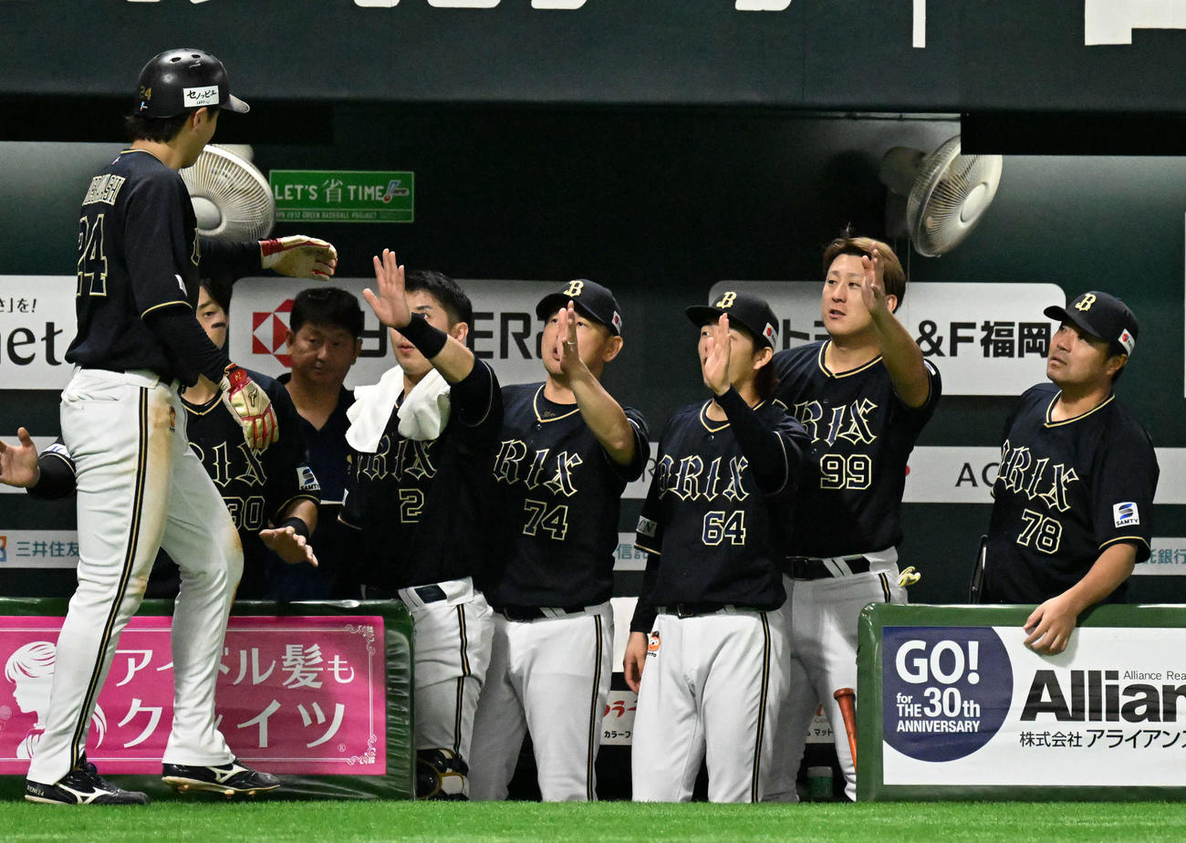 ソフトバンク対オリックス　3回表オリックス2死一、二塁、太田の先制適時打で生還した紅林（左）（撮影・林敢治）