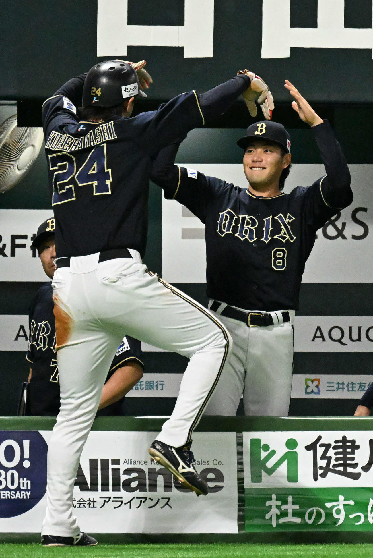 ソフトバンク対オリックス　3回表オリックス2死一、二塁、太田の先制適時打で生還した紅林（左）（撮影・林敢治）