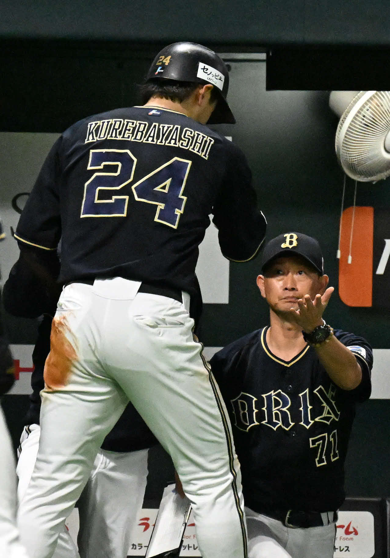ソフトバンク対オリックス　3回表オリックス2死一、二塁、太田の先制適時打で生還した紅林（左）（撮影・林敢治）