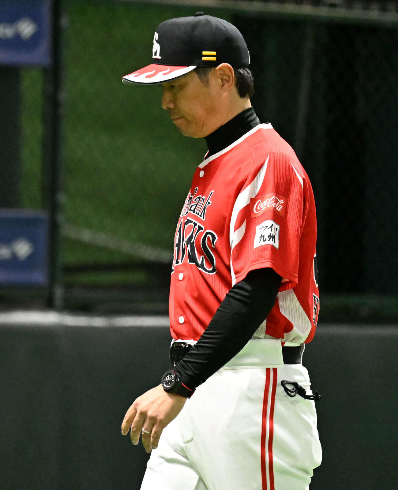 ソフトバンク対オリックス　7回裏終了後、選手交代を告げベンチに戻る小久保監督（撮影・林敢治）