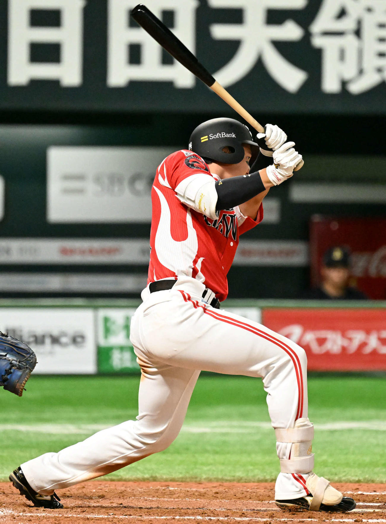ソフトバンク対オリックス　8回裏ソフトバンク2死、栗原は内野安打で出塁する（撮影・林敢治）