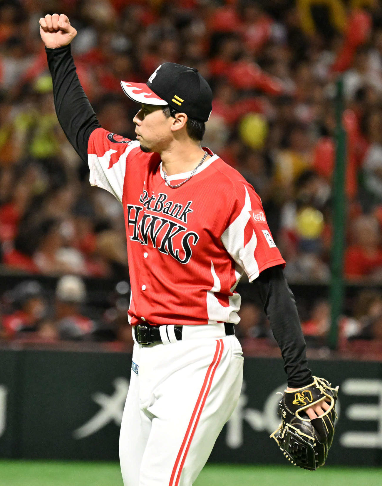 ソフトバンク対オリックス　6回表終了後、拳を上げる尾形（撮影・林敢治）