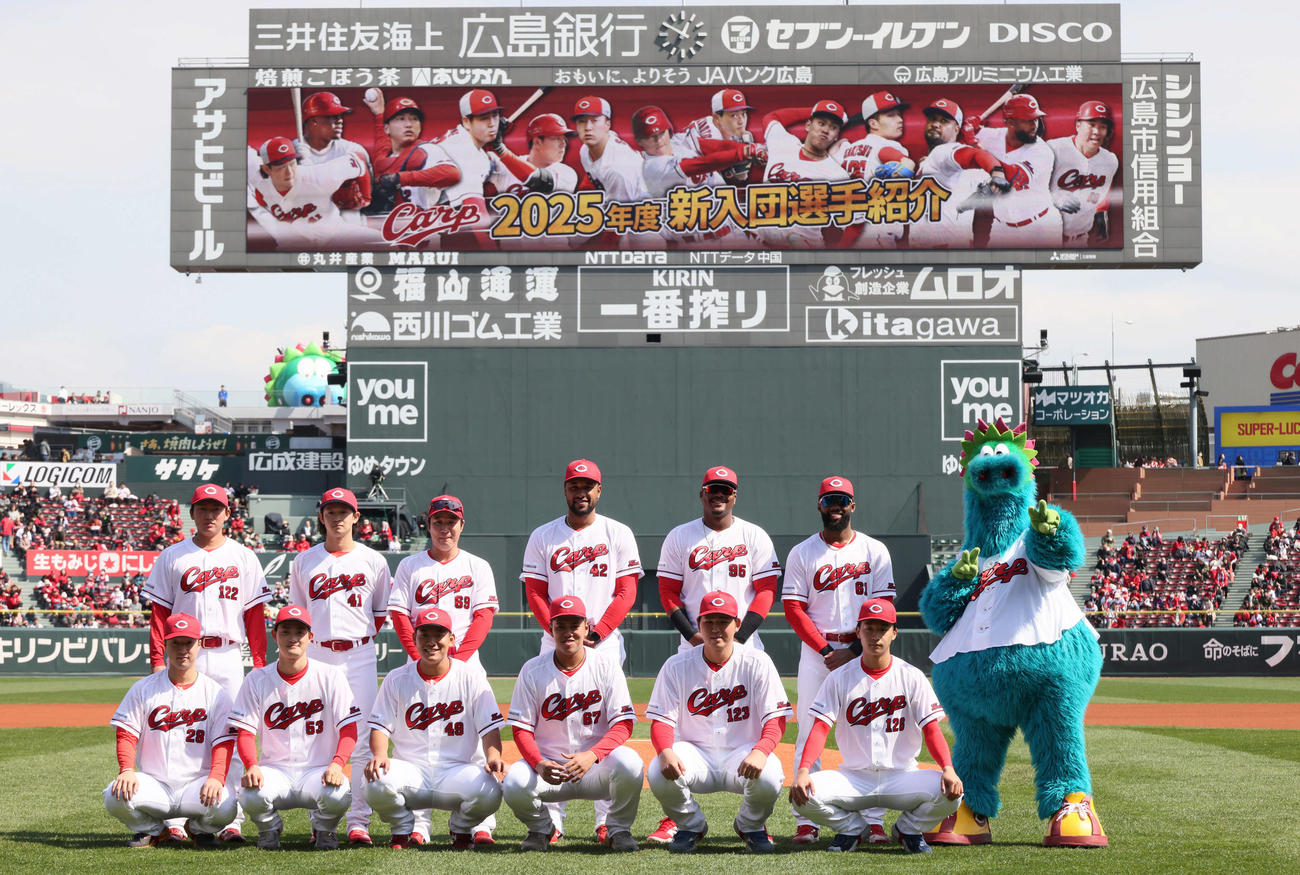 広島対ヤクルト　試合前に行われた新入団選手紹介。前列左からドラフト2位の佐藤柳、岡本、ドラフト4位の渡辺、ドラフト5位の菊地、育成1位の小船、育成2位の竹下。後列左から育成3位の安竹、鈴木、山足、ドミンゲス、モンテロ、ファビアン。右はスラィリー（（撮影・加藤孝規）