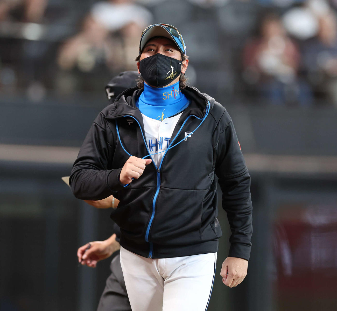 日本ハム対楽天　選手交代を告げ引き揚げる新庄監督（撮影・黒川智章）