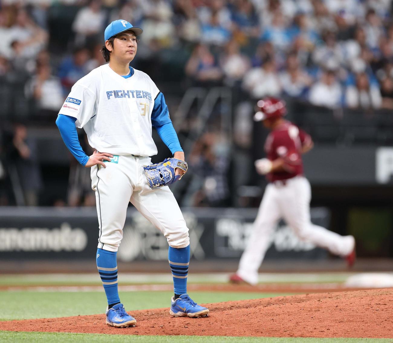 日本ハム対楽天　8回表楽天2死一塁、浅村に右越え2点本塁打を浴びる古林睿煬（撮影・黒川智章）