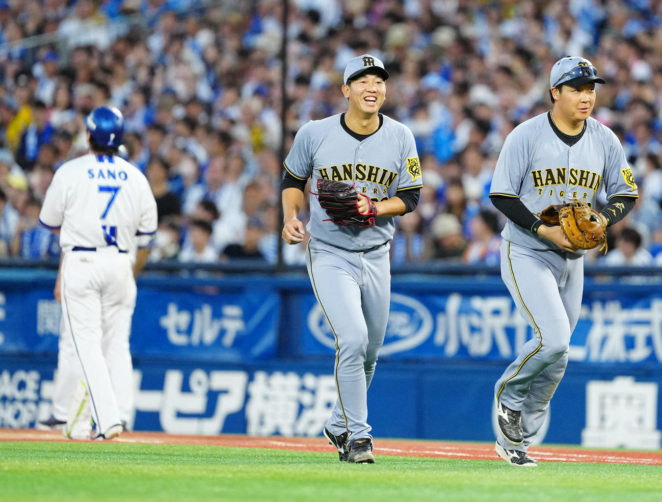 DeNA対阪神　10回裏DeNA2死一、二塁、佐野（左）を一ゴロに仕留め、笑顔を見せる畠。右は一塁手大山（撮影・江口和貴）