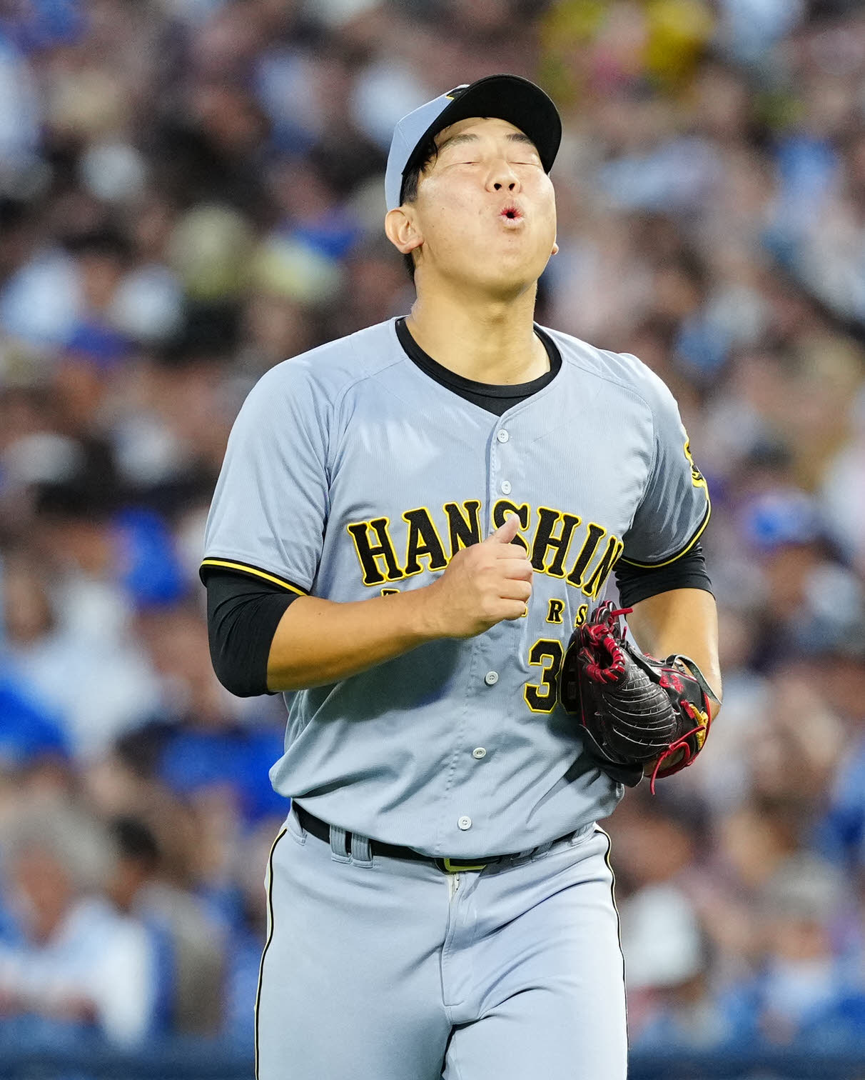 DeNA対阪神　10回裏DeNA2死一、二塁、佐野を一ゴロに仕留め、ホッとした表情を見せる畠（撮影・江口和貴）