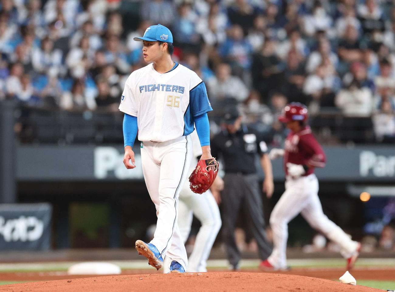 日本ハム対楽天　1回表楽天1死三塁、黒川に右越え2点本塁打を浴びる孫易磊（撮影・黒川智章）
