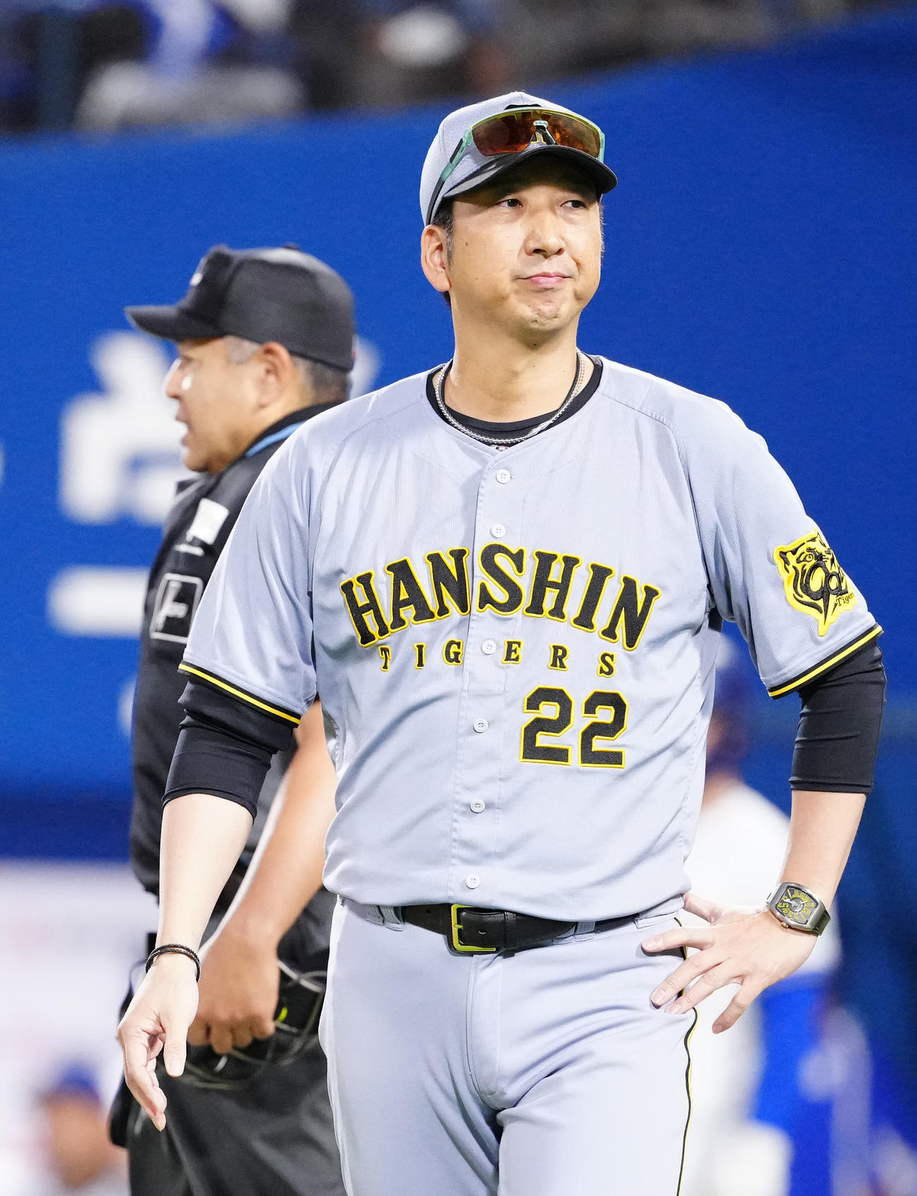 DeNA対阪神　11回裏、走塁妨害で深谷球審（後方）に確認した阪神藤川監督（撮影・江口和貴）