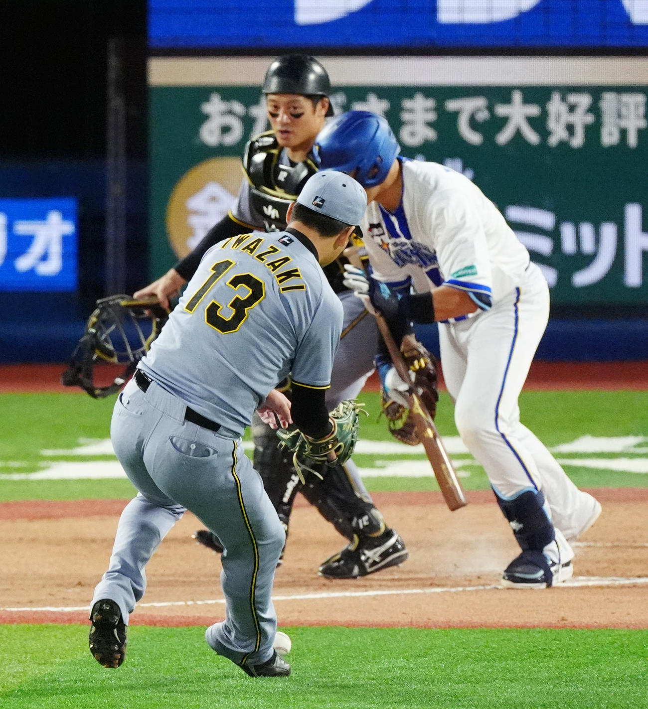 DeNA対阪神　11回裏DeNA無死一塁、投前にバントした山本（後方右）は捕手坂本（後方左）から走塁妨害を受けたとの判定でセーフとなる（撮影・清水貴仁）
