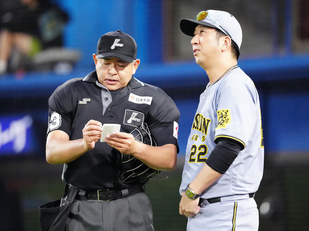 DeNA対阪神　11回裏開始前、選手交代を告げる阪神藤川監督（右）（撮影・江口和貴）