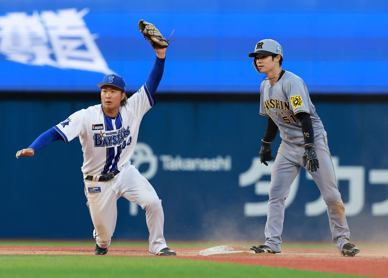 DeNA対阪神　10回表阪神1死一塁、二盗に失敗する中野。左はDeNA石上（撮影・野上伸悟）