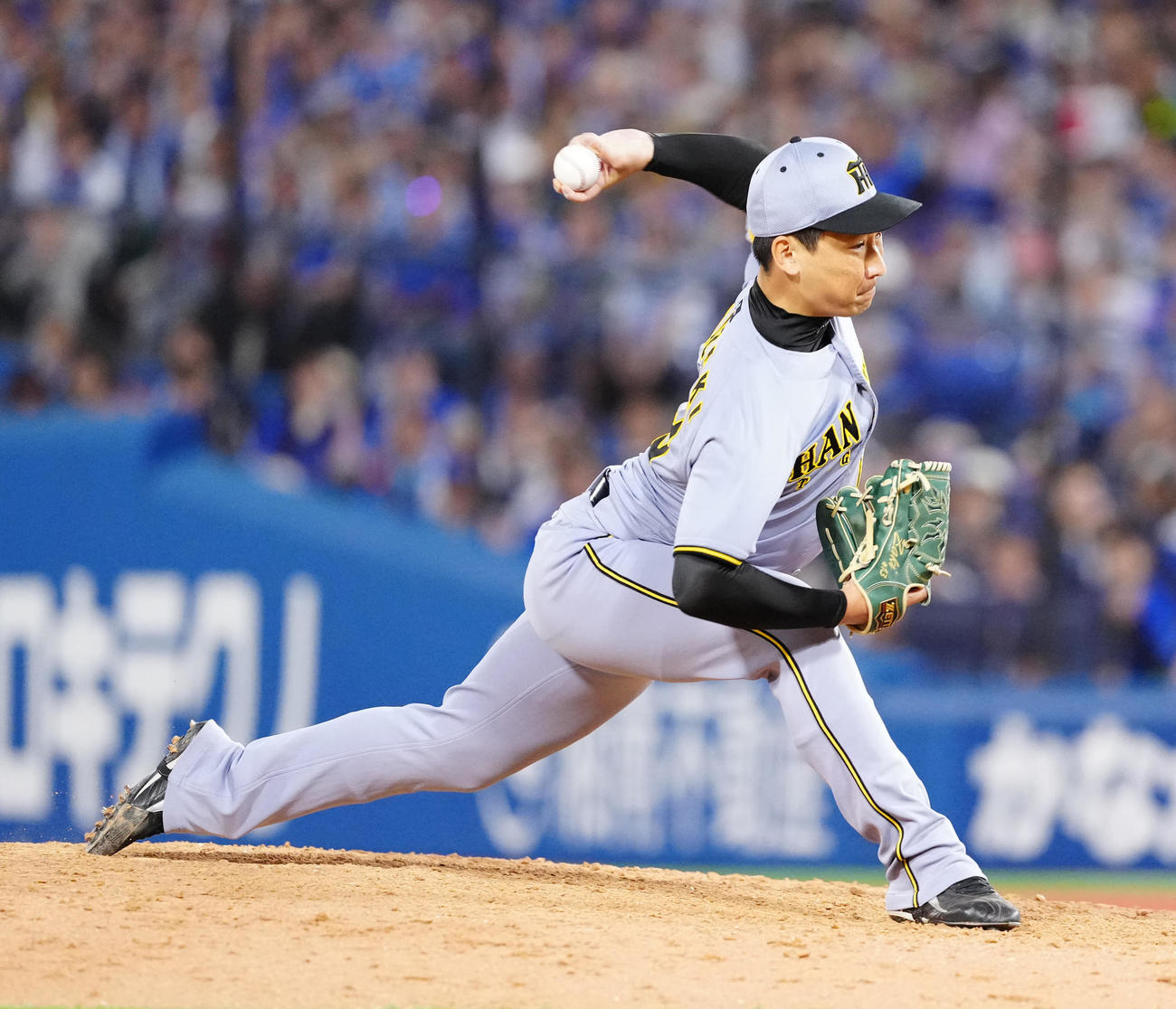 DeNA対阪神　阪神7番手の岩崎（撮影・江口和貴）