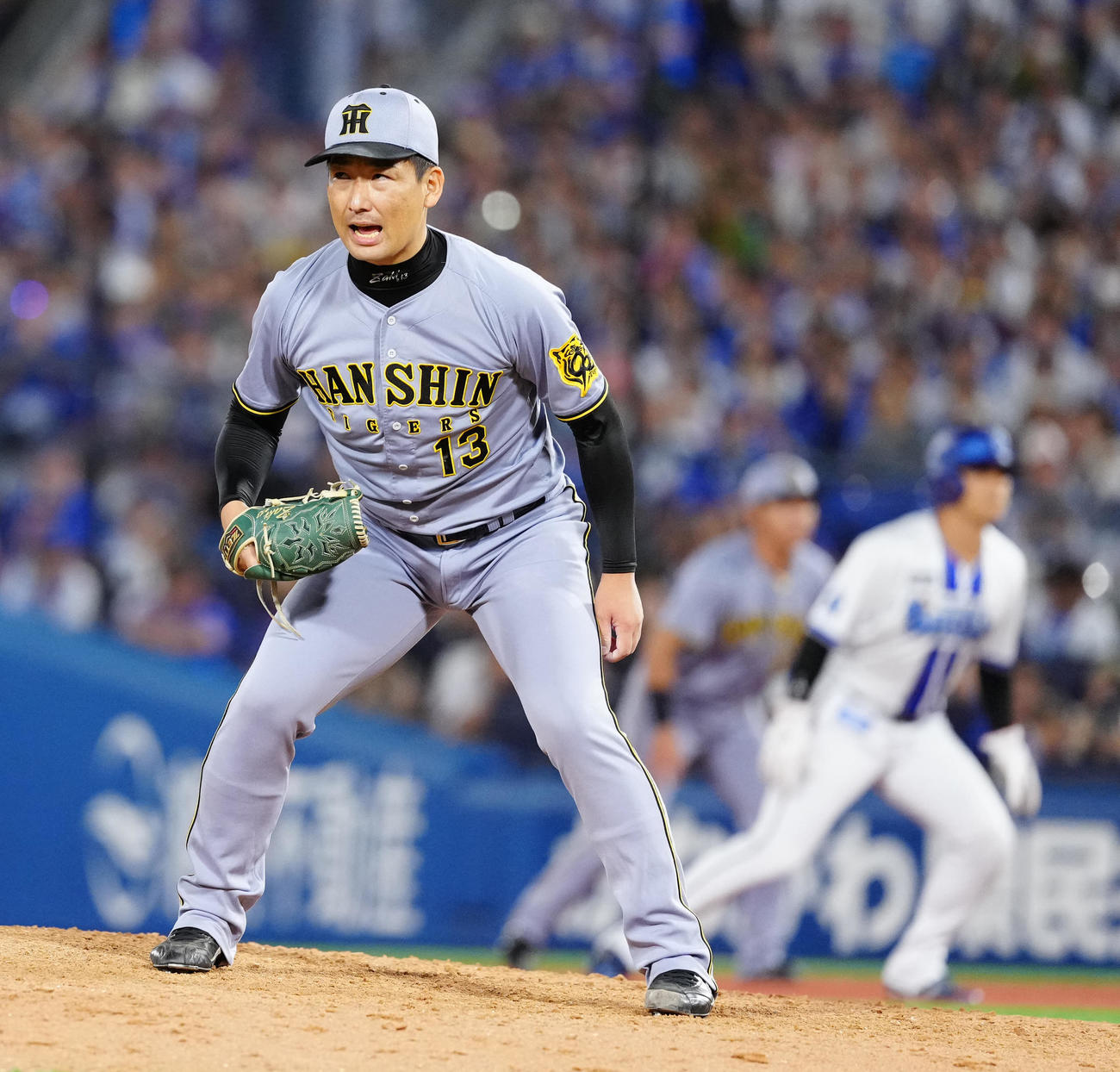 DeNA対阪神　11回裏DeNA2死満塁、代打加藤から空振り三振を奪った岩崎（撮影・江口和貴）