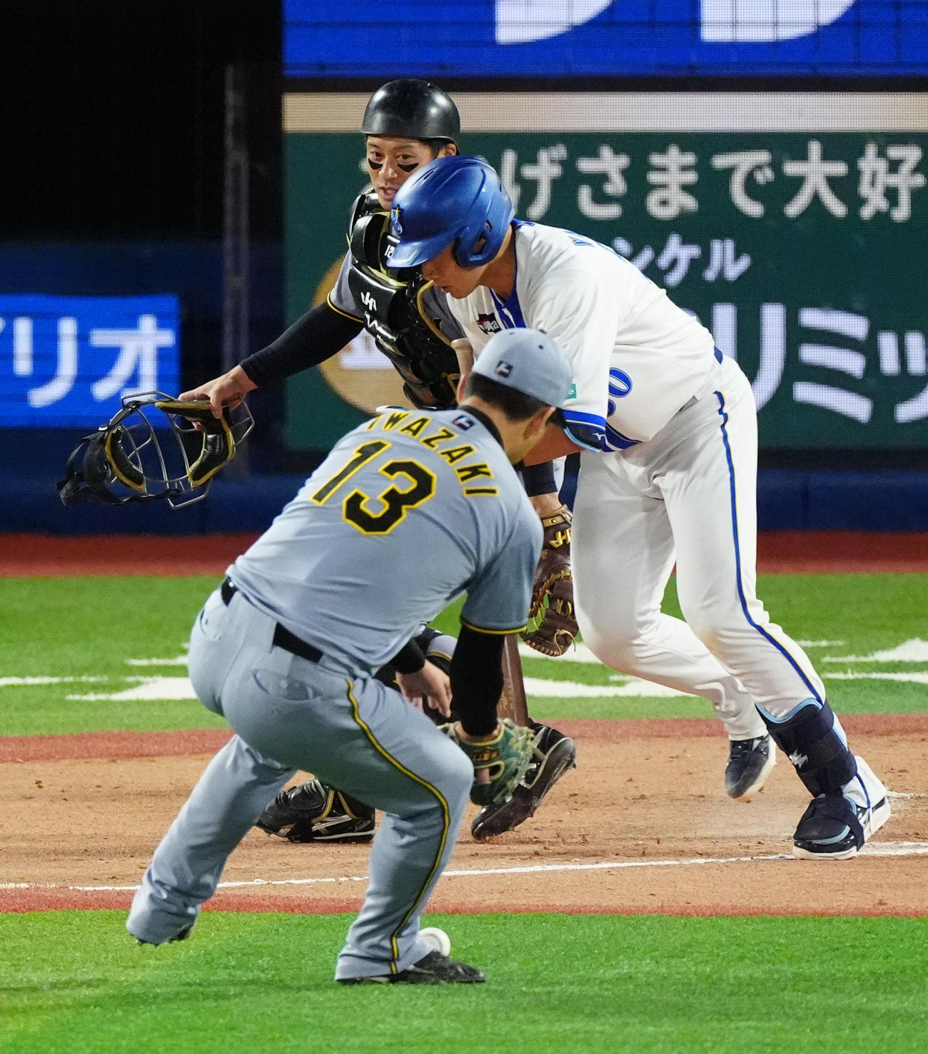 DeNA対阪神　11回裏DeNA無死一塁、投前にバントした山本（後方右）は捕手坂本（後方左）から走塁妨害を受けたとの判定でセーフとなる（撮影・清水貴仁）