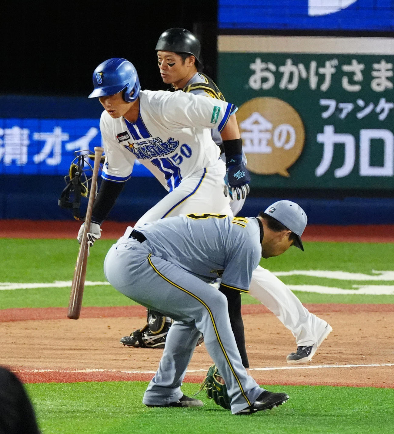 DeNA対阪神　11回裏DeNA無死一塁、投前にバントした山本（中央）は捕手坂本（後方）から走塁妨害を受けたとの判定でセーフとなる（撮影・清水貴仁）