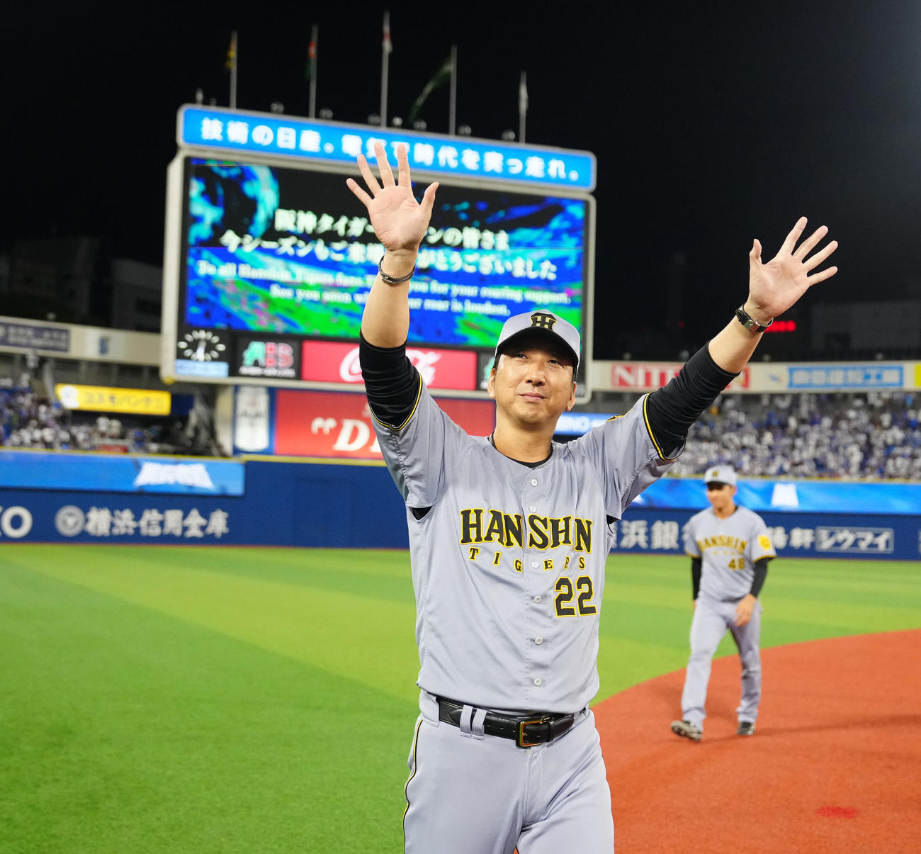 DeNA対阪神　試合後、ファンにあいさつする阪神藤川監督（撮影・江口和貴）