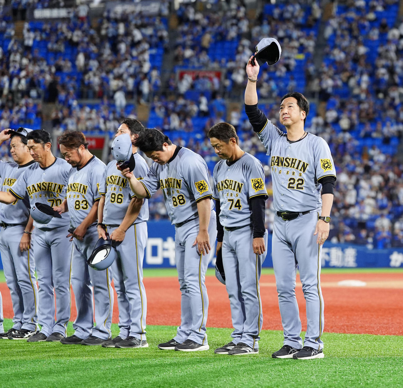 DeNA対阪神　試合後、ファンにあいさつする阪神藤川監督（右端）ら（撮影・江口和貴）