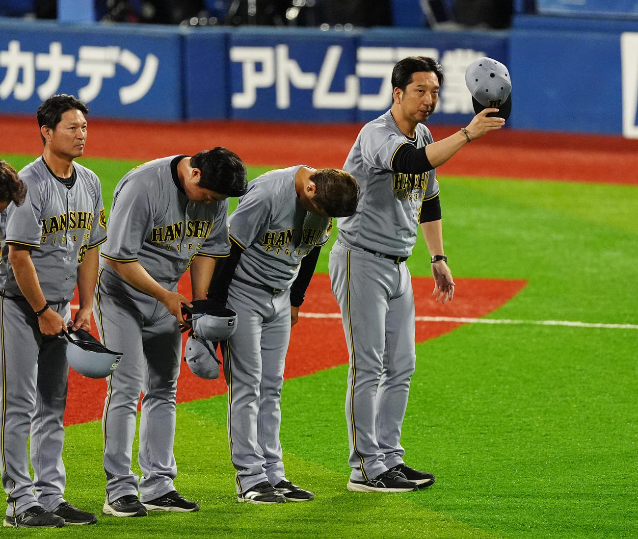DeNA対阪神　横浜スタジアムでの今季最終戦を終えファンにあいさつする阪神藤川監督（右）ら（撮影・清水貴仁）