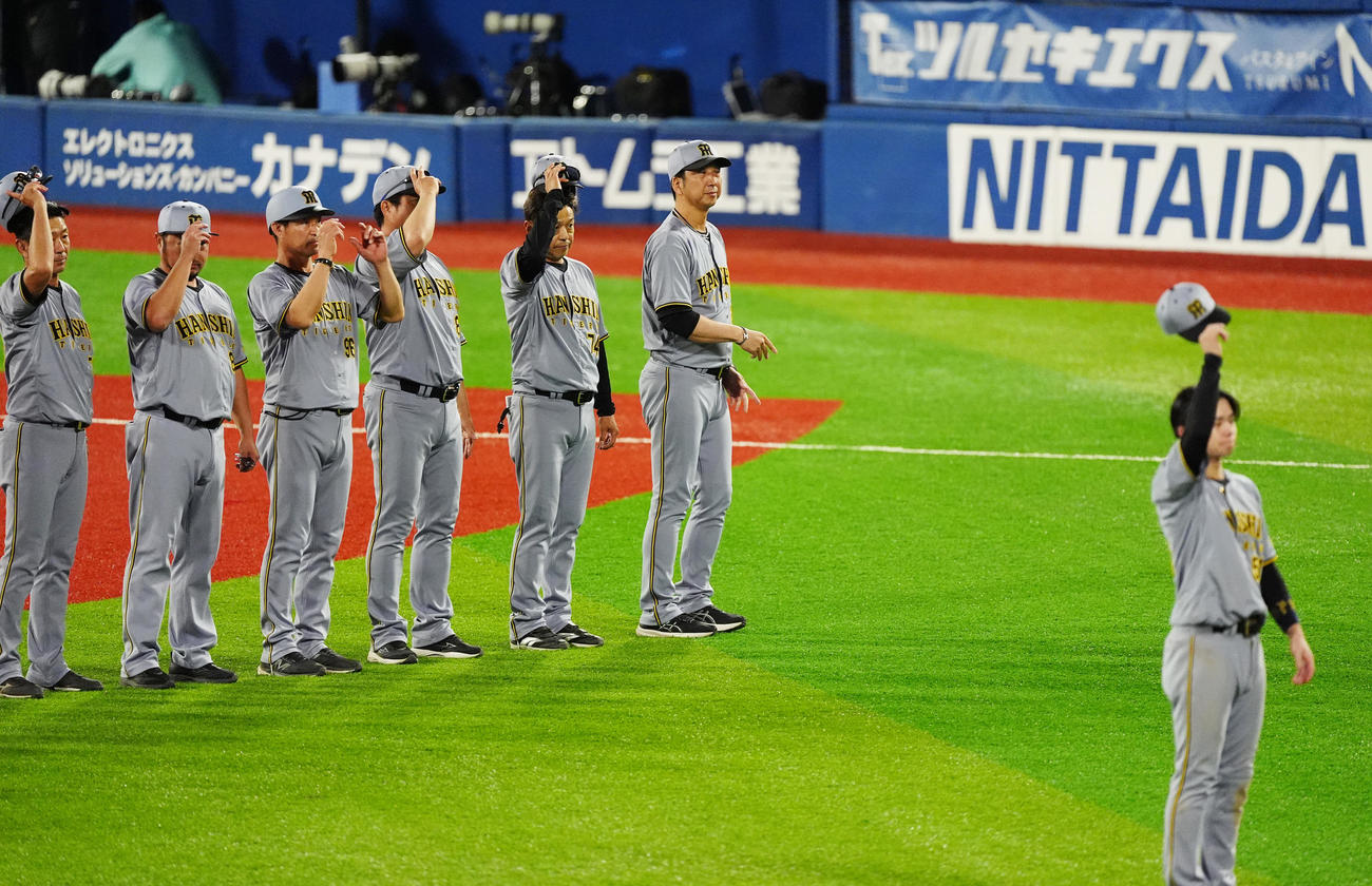 DeNA対阪神　横浜スタジアムでの今季最終戦を終え、一歩前に出てファンにあいさつする選手会長の中野（右端）と藤川監督（後列右）ら（撮影・清水貴仁）