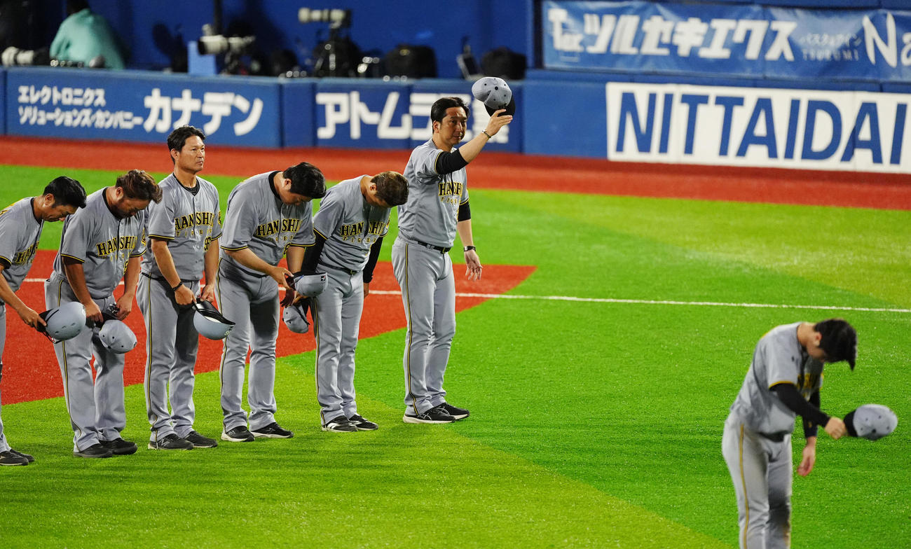 DeNA対阪神　横浜スタジアムでの今季最終戦を終え、一歩前に出てファンにあいさつする選手会長の中野（右端）と藤川監督（後列右）ら（撮影・清水貴仁）