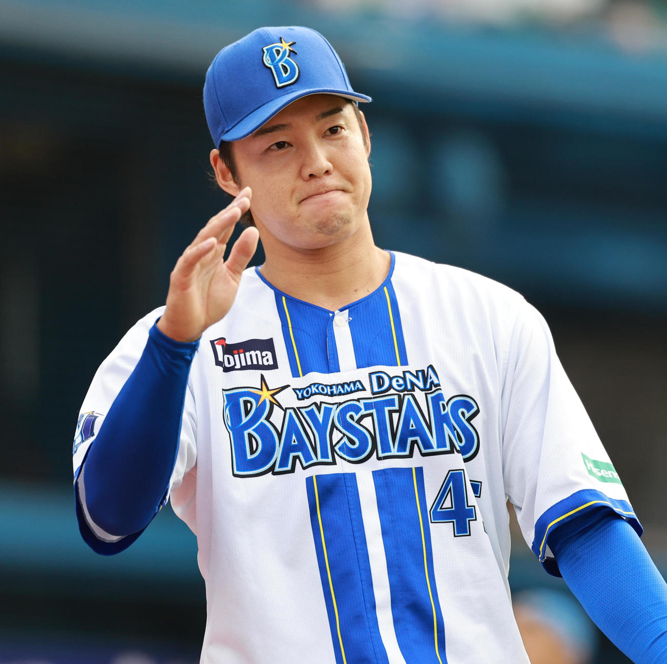 DeNA対阪神　7回表を抑え野手を迎えるDeNA森原（撮影・野上伸悟）