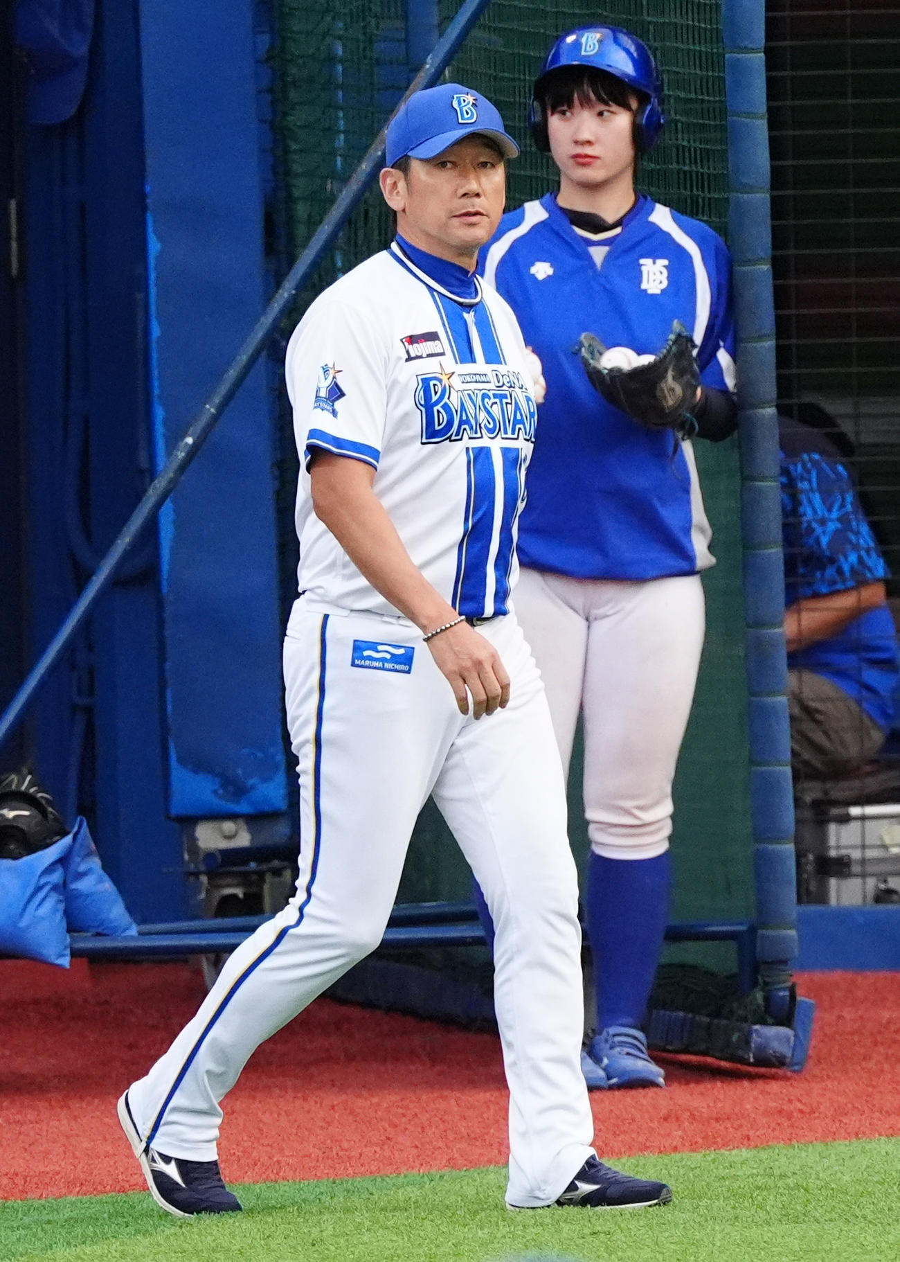 DeNA対阪神　8回裏を終え選手交代を告げに出てくるDeNA三浦監督（撮影・清水貴仁）
