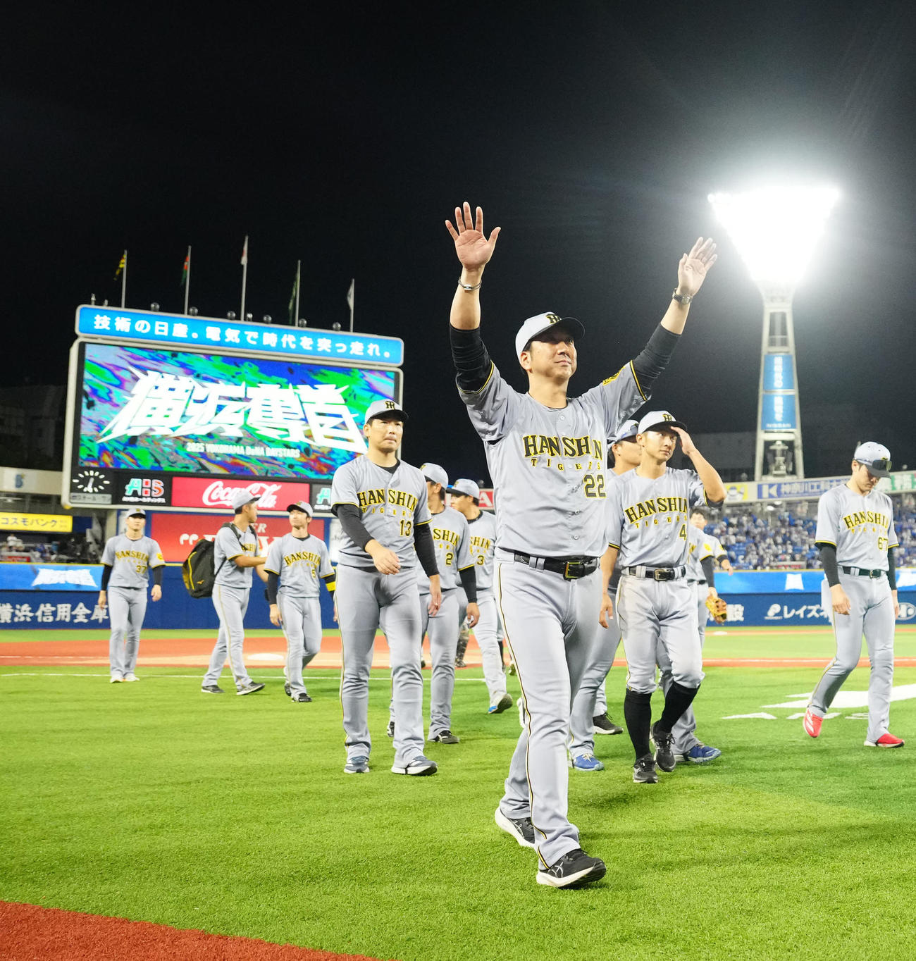 DeNA対阪神　試合後、ファンにあいさつする阪神藤川監督（手前）（撮影・江口和貴）