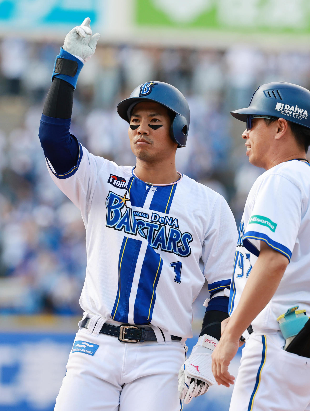 DeNA対阪神　5回裏DeNA2死三塁、右前適時打を放ち喜ぶ桑原（撮影・野上伸悟）
