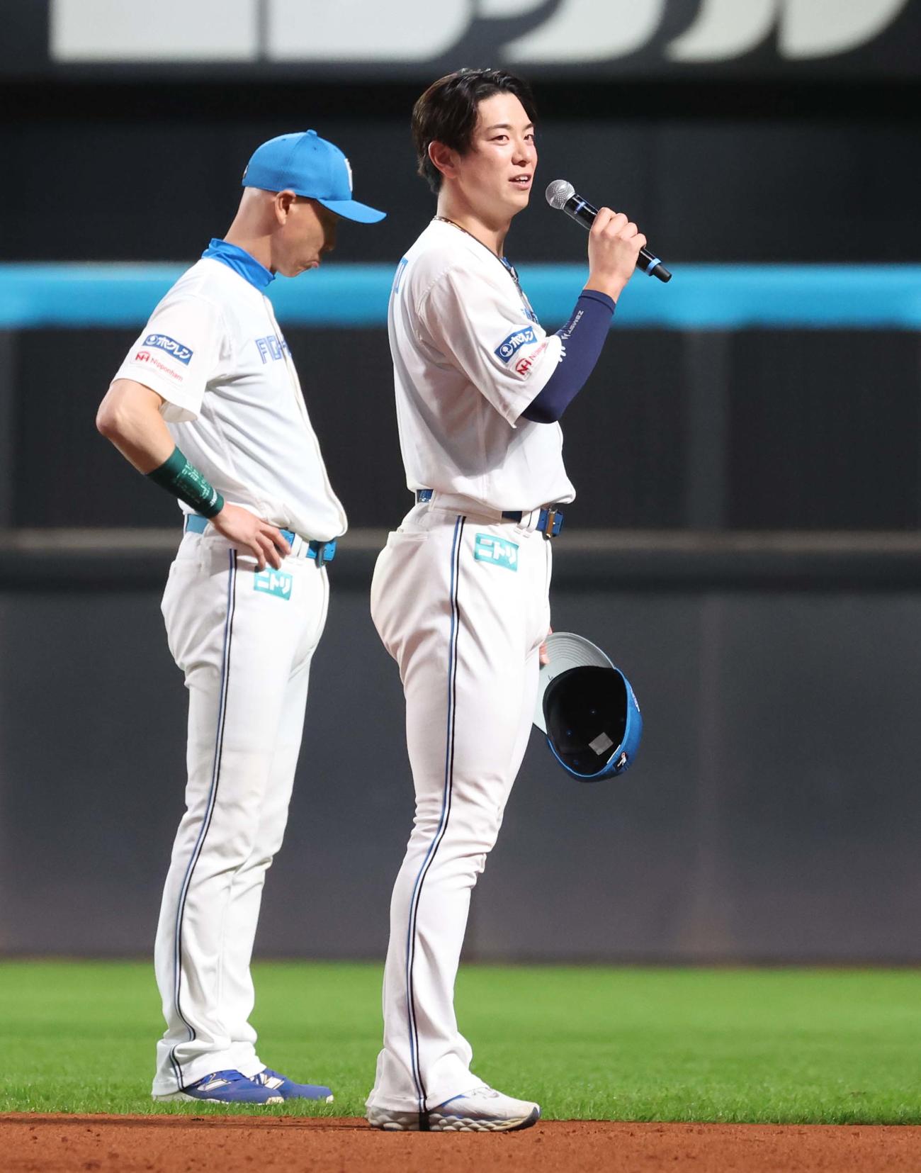 日本ハム対楽天　ホーム最終戦セレモニーであいさつする松本剛（撮影・黒川智章）