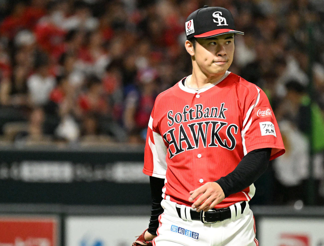 ソフトバンク対オリックス　1回表終了後、ベンチに戻る松本晴（撮影・林敢治）