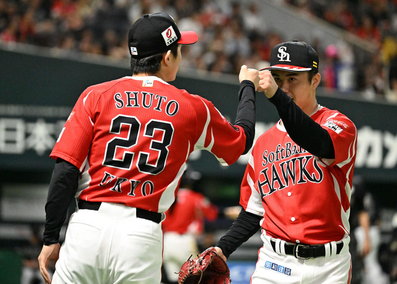 ソフトバンク対オリックス　1回表終了後、グータッチを交わす松本晴（右）と周東（撮影・林敢治）