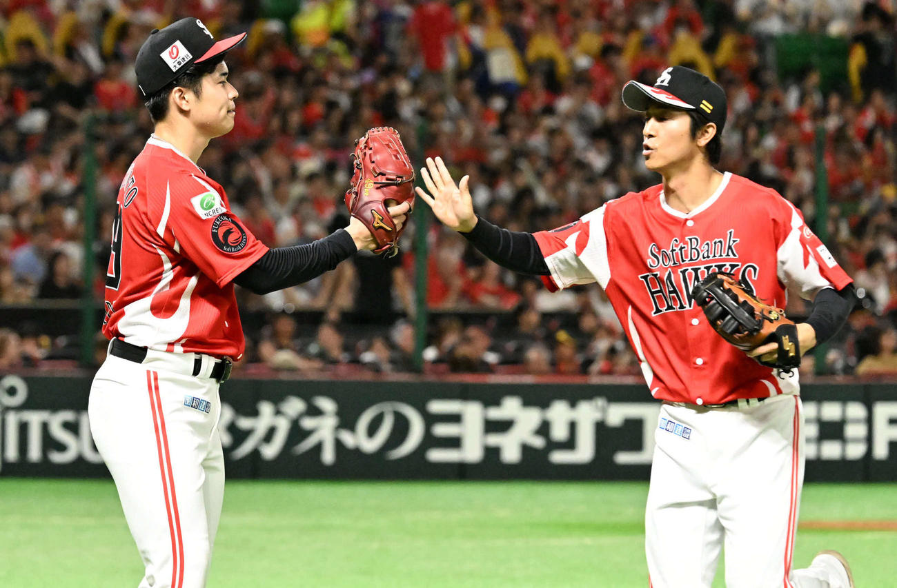 ソフトバンク対オリックス　2回表終了後、タッチを交わす松本晴（左）と柳町（撮影・林敢治）