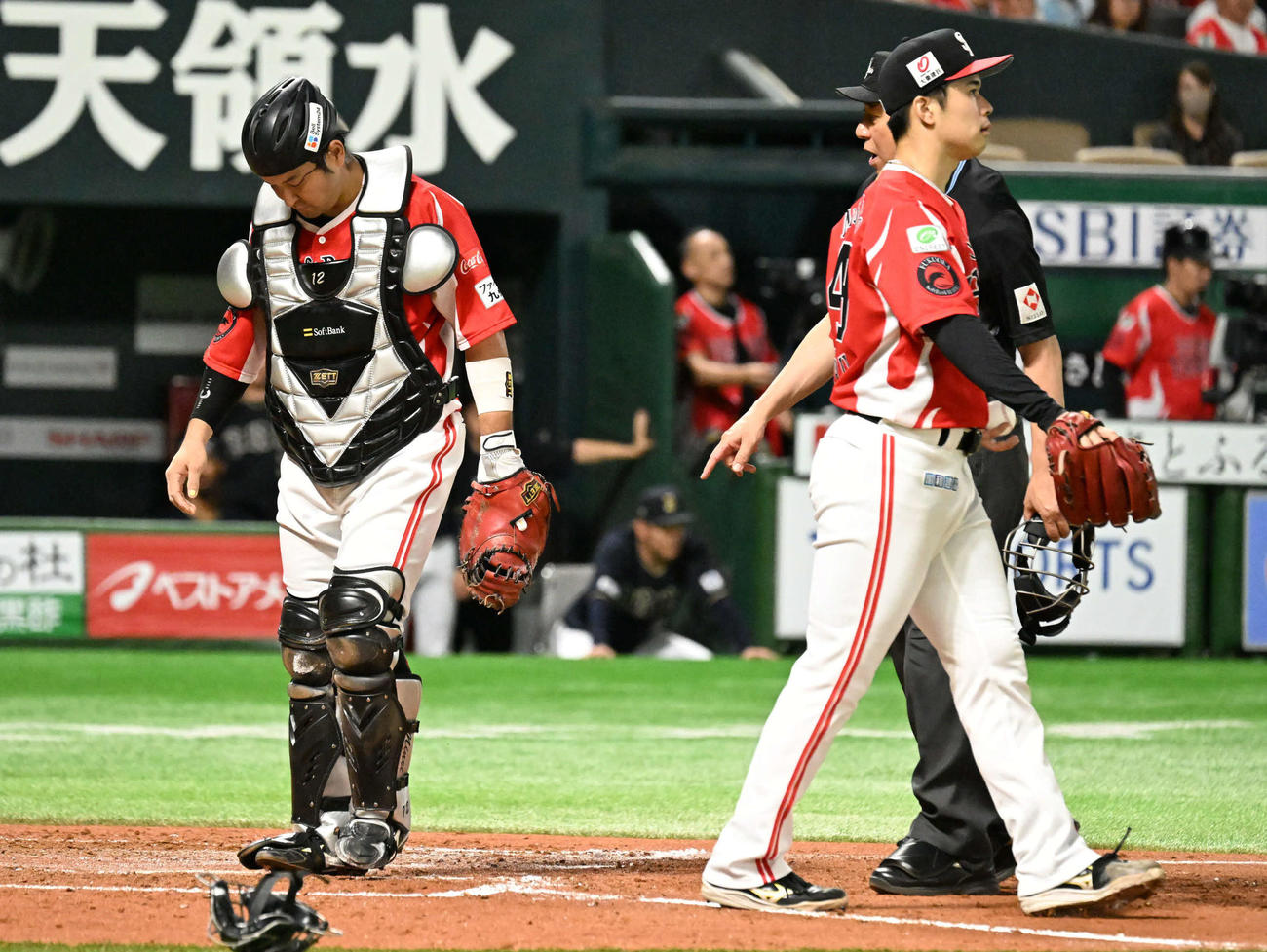 ソフトバンク対オリックス　3回表オリックス2死一、二塁、打者太田椋に先制打を許し厳しい表情の松本晴（右）と嶺井（撮影・林敢治）