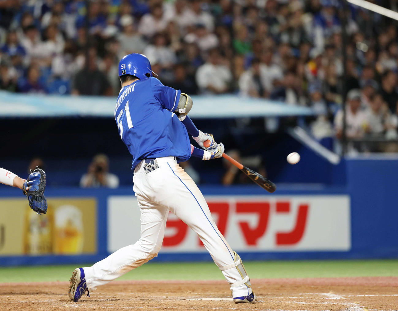 ヤクルト対中日　4回表中日1死一塁、右越え2点本塁打を放つ上林（撮影・増田悦実）