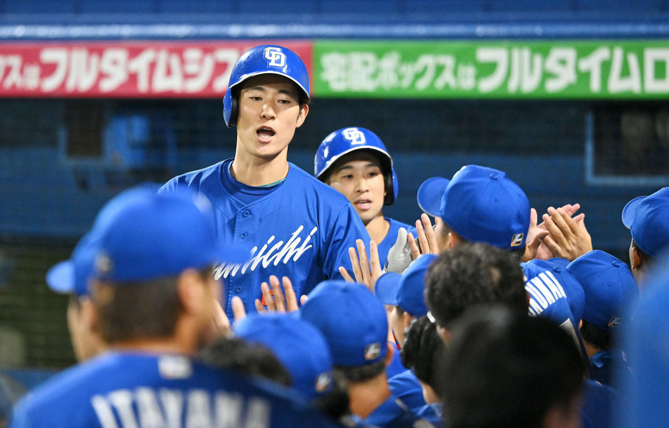ヤクルト対中日　4回表中日1死一塁、先制2点本塁打を放った上林（左）は生還しチームメートとタッチをかわす（撮影・滝沢徹郎）