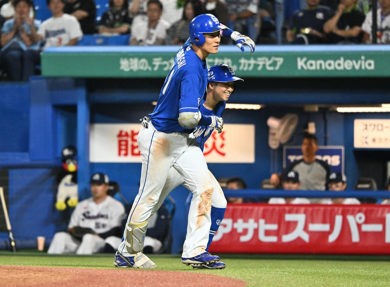 ヤクルト対中日　4回表中日1死一塁、先制2点本塁打を放った上林（左）は田中とタッチを交わす（撮影・滝沢徹郎）