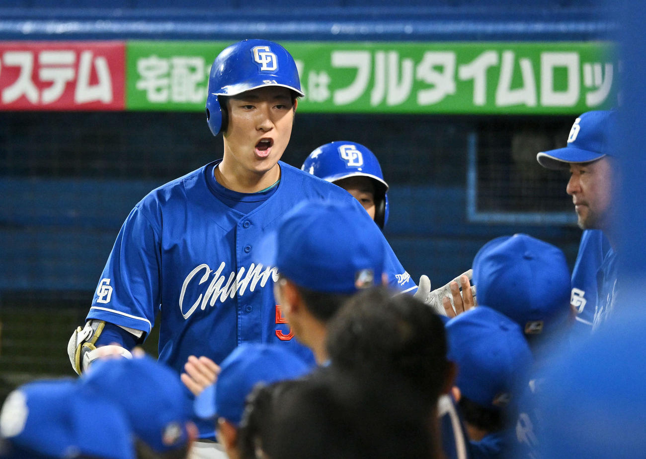 ヤクルト対中日　4回表中日1死一塁、先制2点本塁打を放った上林（左）は生還しチームメートとタッチをかわす（撮影・滝沢徹郎）