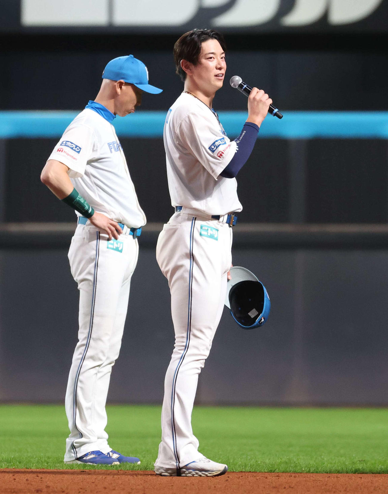 日本ハム対楽天　ホーム最終戦セレモニーであいさつする松本剛（撮影・黒川智章）