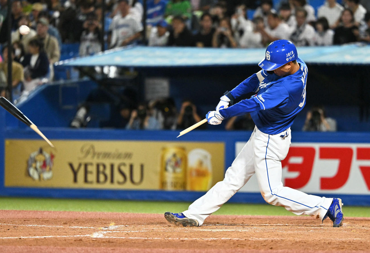 ヤクルト対中日　5回表中日無死、森駿はバットを折られながら右前にプロ初安打を放つ（撮影・滝沢徹郎）